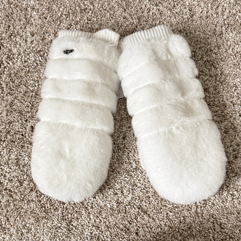 UGG W All Over Faux Fur Mittens size L/XL - Picture 5 of 6